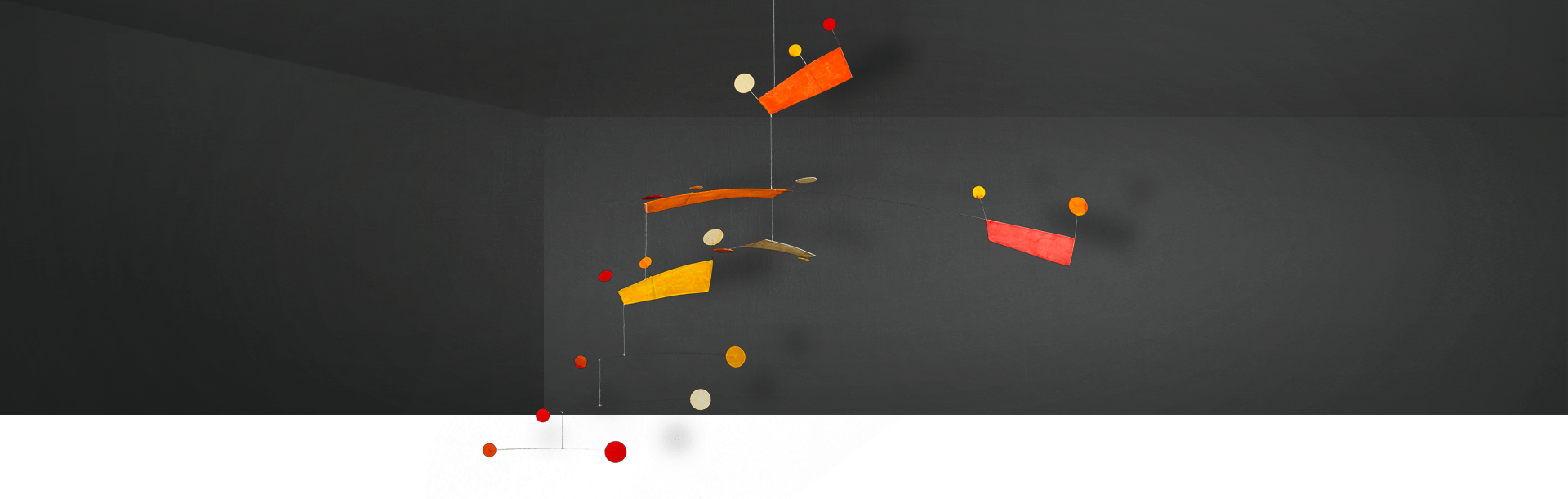 Mobilé Fly (rot, orange) - Dekoration für große Räume und Treppenhäuser, Schöne Mobilés für Erwachsene - Raumbild