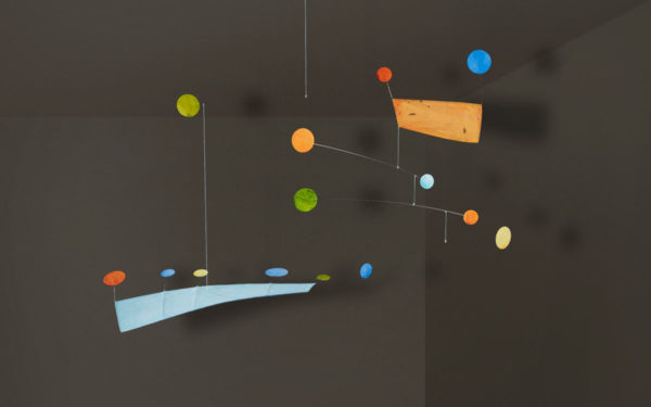Mobilé Anni (hellblau, orange, bunt gepunktet) - Papierkunst in Bewegung, als Dekoration und Raumgestaltung