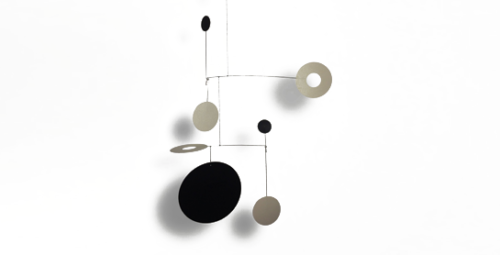 Mobilé Salu (matt lackiert) zum Aufhängen. Modernes Mobilé, Kreise aus bemaltem Papier.