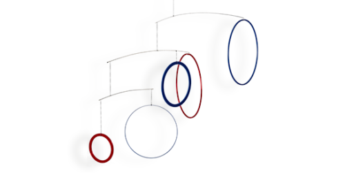 Mobilé Vicos in Blau und rot - Farbiges Mobilé in blau und rot. Schlichtes buntes Mobilé