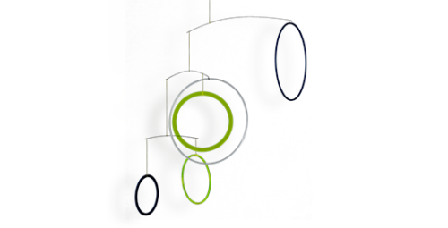 Mobilé Vicos in grün, schwarz und weiß. Schlichtes buntes Mobilé